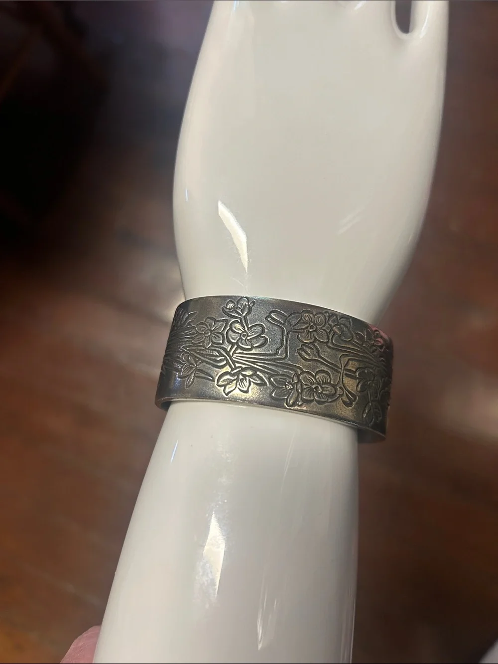 Salisbury wide cuff
